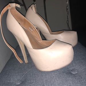 Nude platform pumps